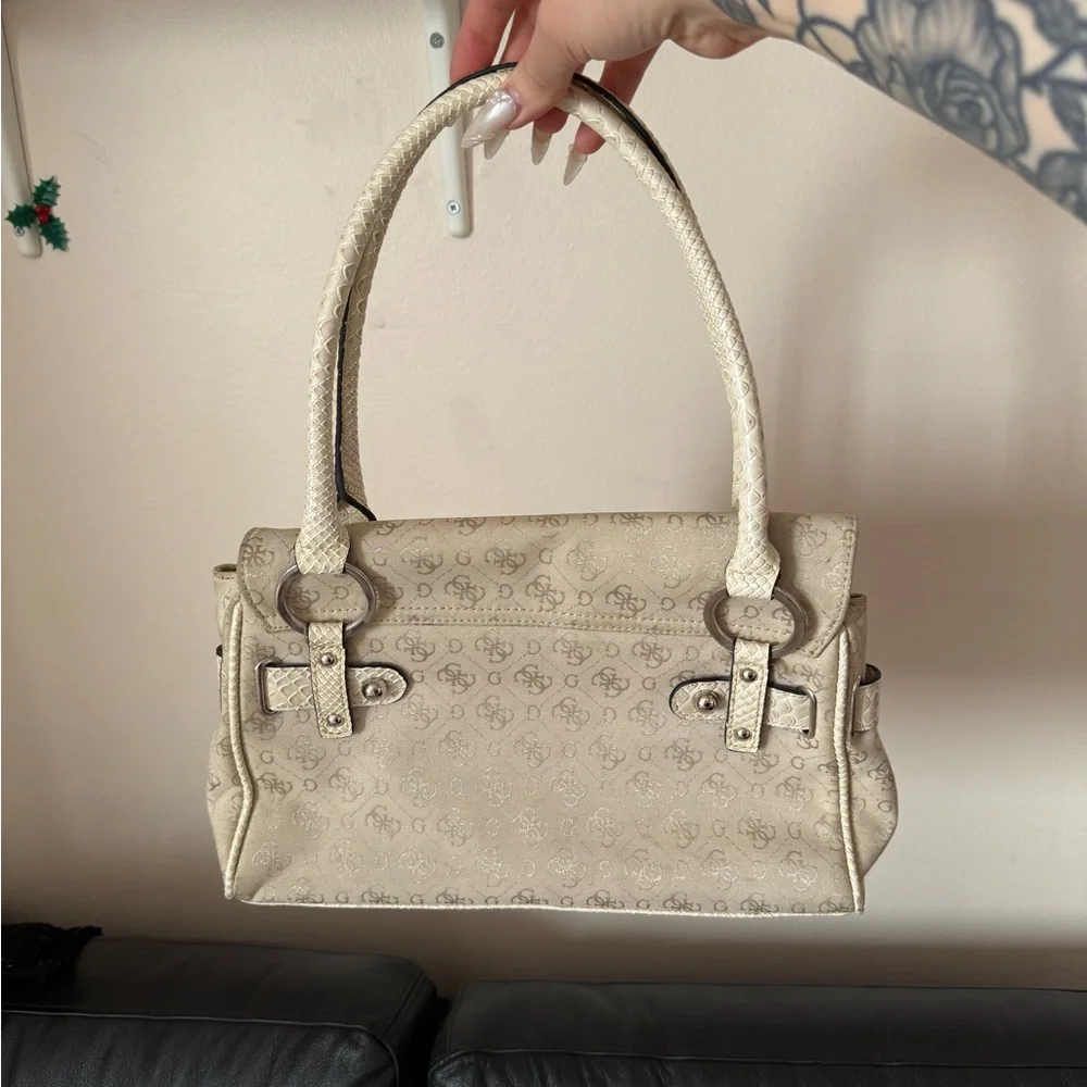 GUESS vintage Cream Logo-Embossed Shoulder Bag with Silver Hardware - Picture 3 of 10